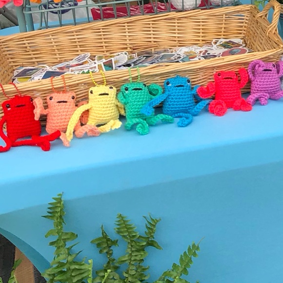 (Random bundle of 5) Leggy frog keychains - Picture 4 of 4